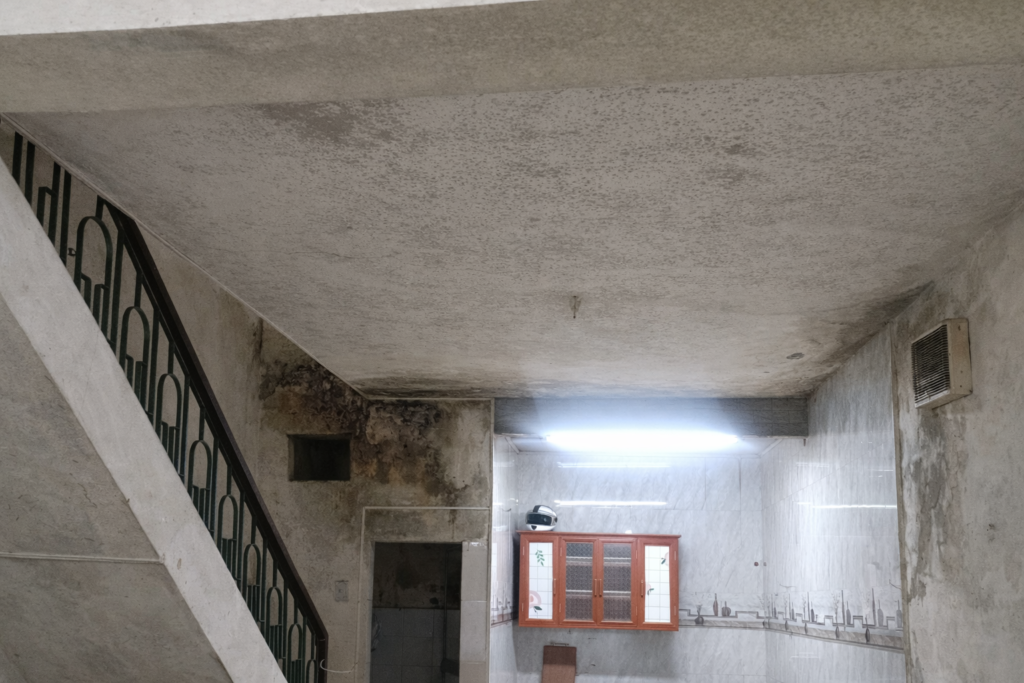 tường bị ẩm mốc trần nhà trong một căn nhà